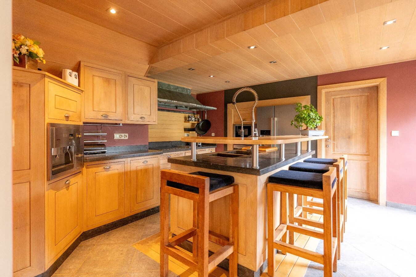 Prachtige villa met hippische accommodatie en binnenpiste op ca. 2ha te Paal 