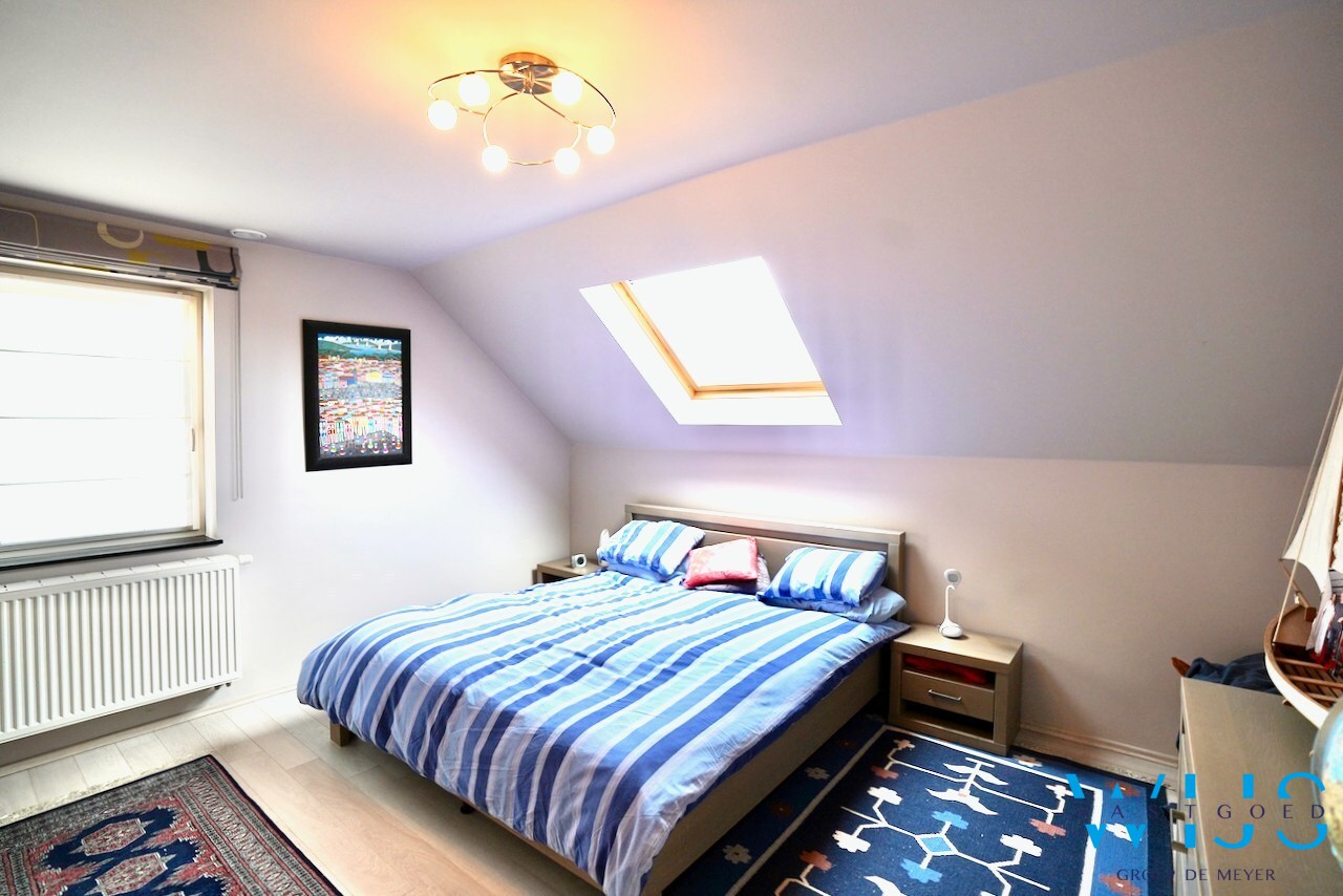 Instapklare halfopen bebouwing in rustige, kindvriendelijke woonwijk ! 