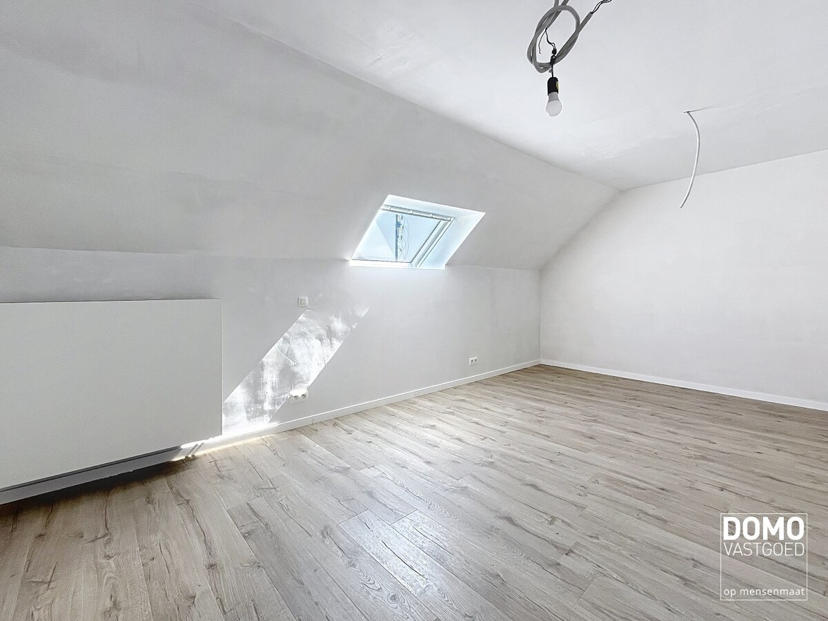 PRACHTIG GERENOVEERDE, LICHTRIJKE WONING MET 3 SLAAPKAMERS, 2 BADKAMERS, EEN ZONNIGE TUIN EN 2 PARKEERPLAATSEN TE GINGELOM (MIELEN-BOVEN-AALST) 