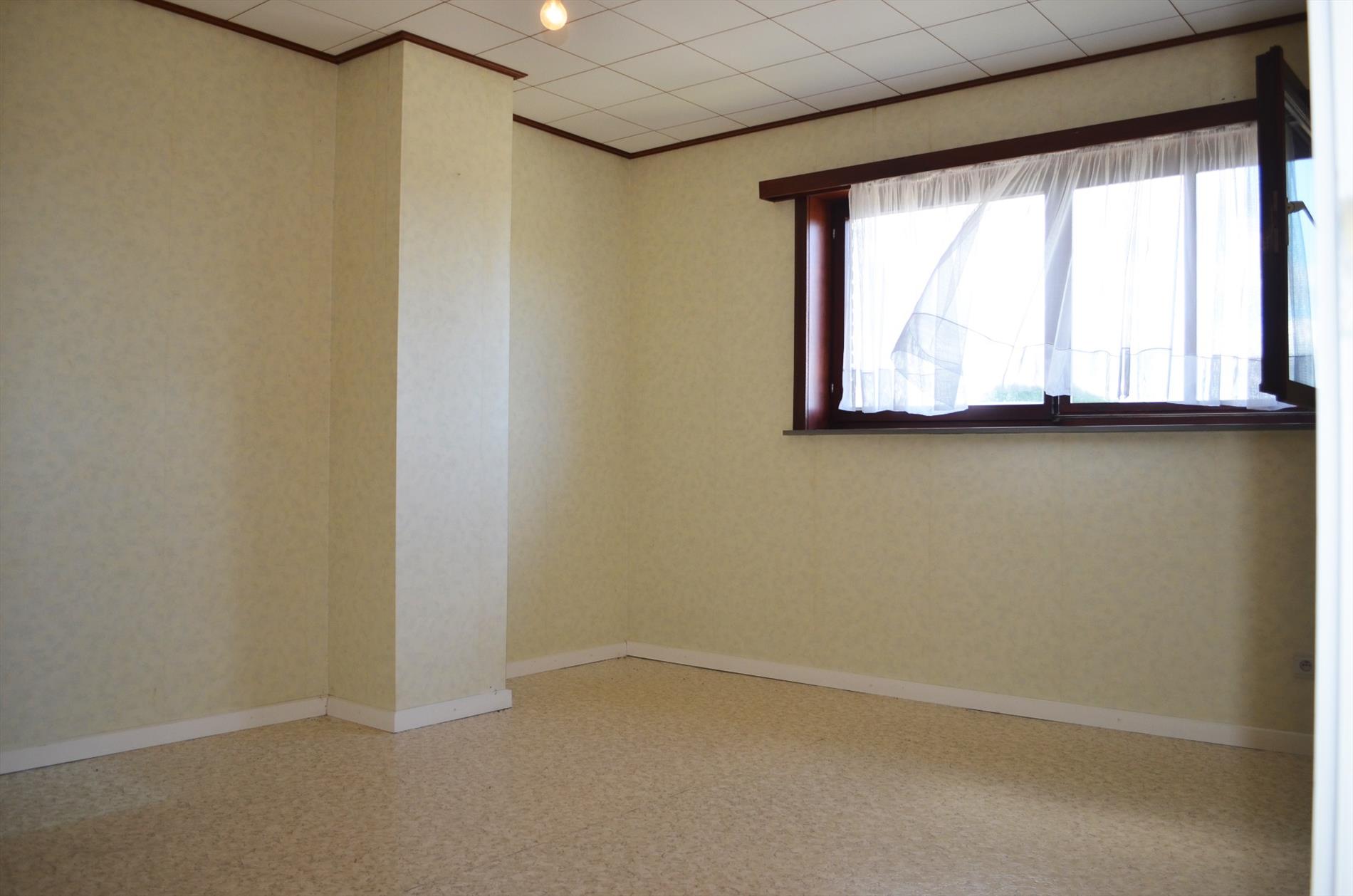 Te renoveren gezinswoning met 3 slpks, garage en tuin rustig gelegen te Bassevelde 