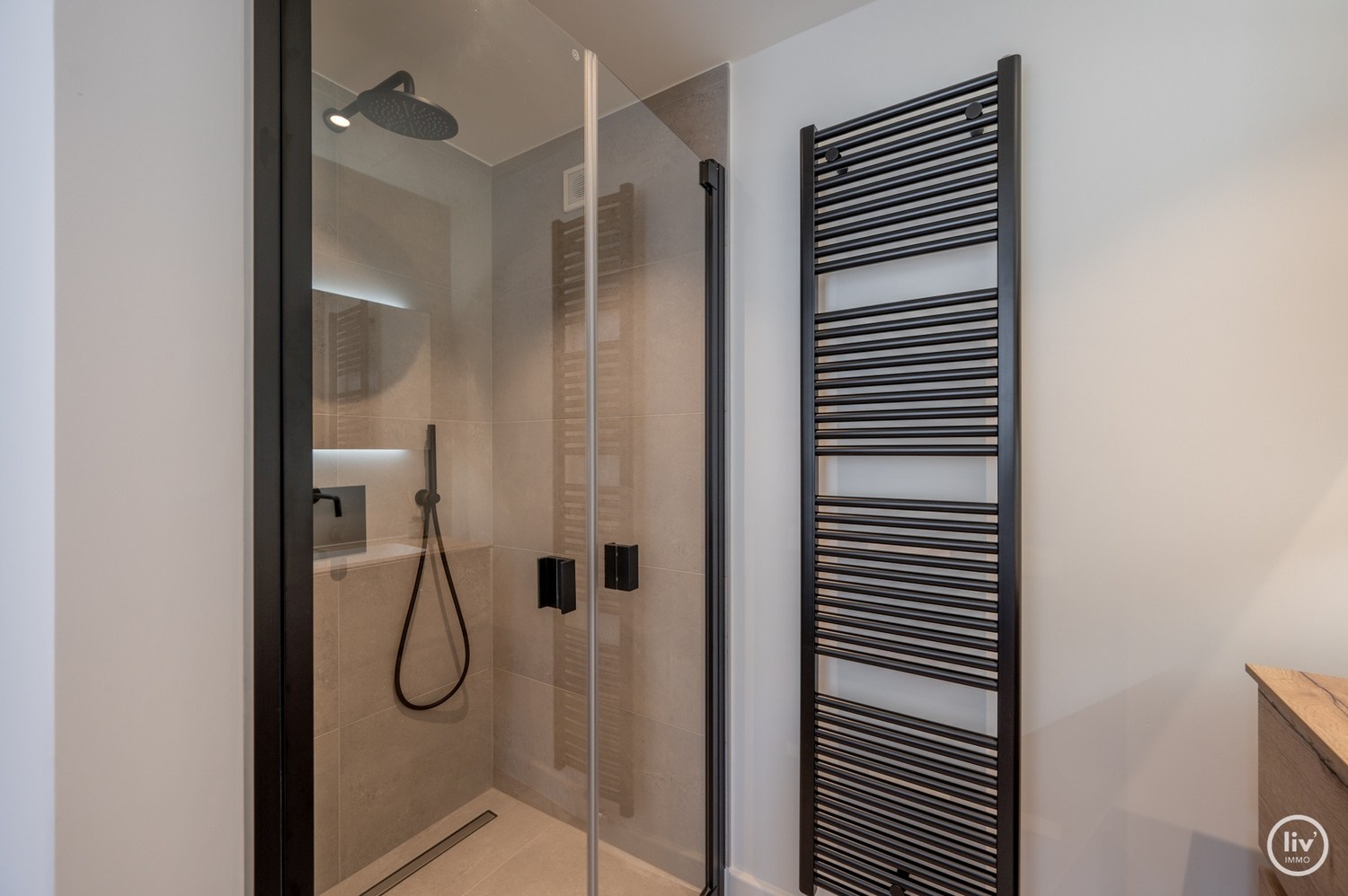 Prachtig, ruim gerenoveerd appartement met een mooie gevelbreedte van 7 m, gelegen op de Lippenslaan te Knokke. 