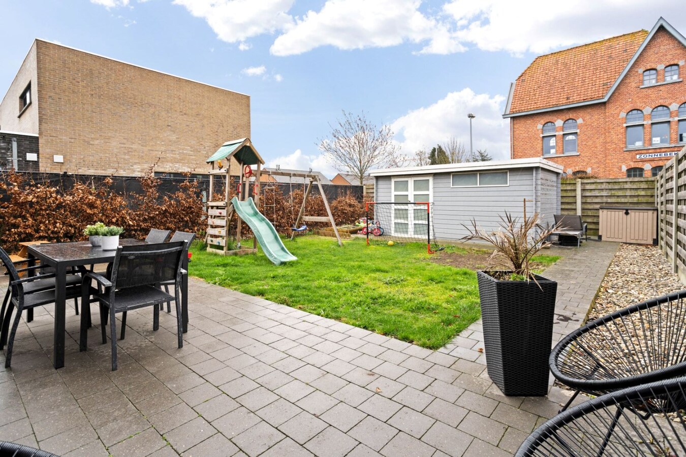 Centraal gelegen, halfopen woning met zonnige tuin 