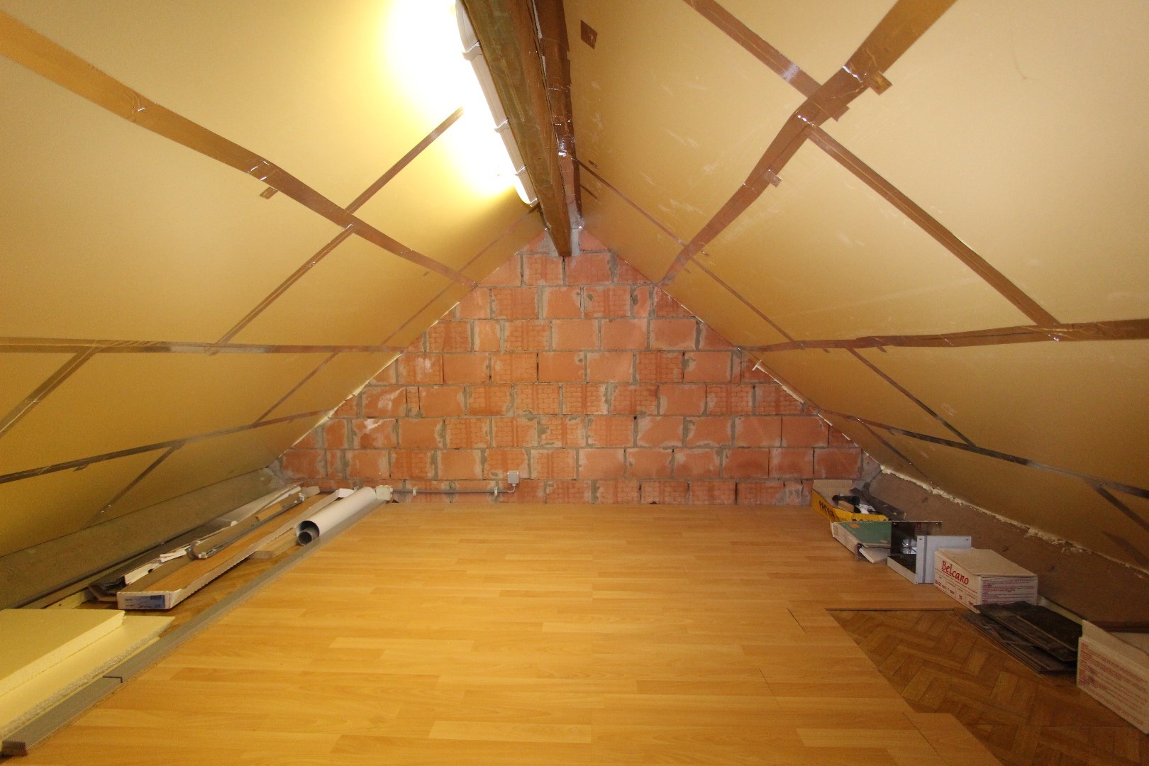 RUIM DUPLEX APPARTEMENT MET TERRAS EN AUTOSTAANPLAATS 