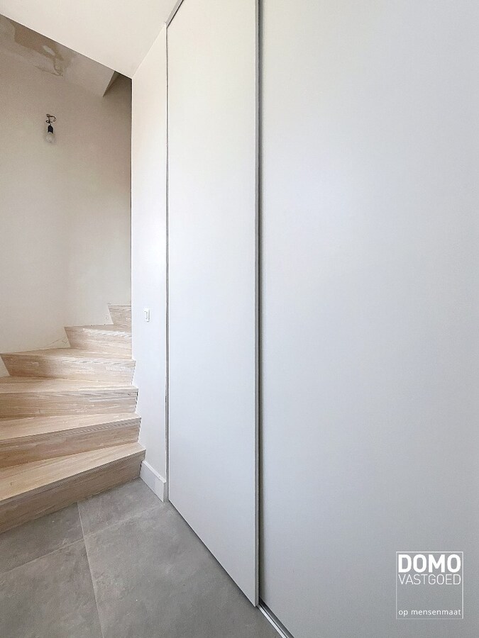 PRACHTIG GERENOVEERDE, LICHTRIJKE WONING MET 3 SLAAPKAMERS, 2 BADKAMERS, EEN ZONNIGE TUIN EN 2 PARKEERPLAATSEN TE GINGELOM (MIELEN-BOVEN-AALST) 