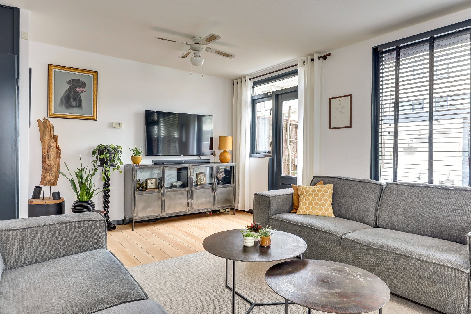 Instap klaar en moderne 4-kamer hoekwoning met 3 ruime slaapkamers, fraaie keuken en badkamer, onderhoudsvriendelijke tuin en gelegen op eigen grond. 