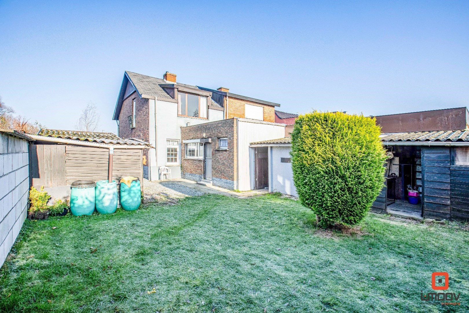 Te renoveren halfopen woning met unieke locatie 