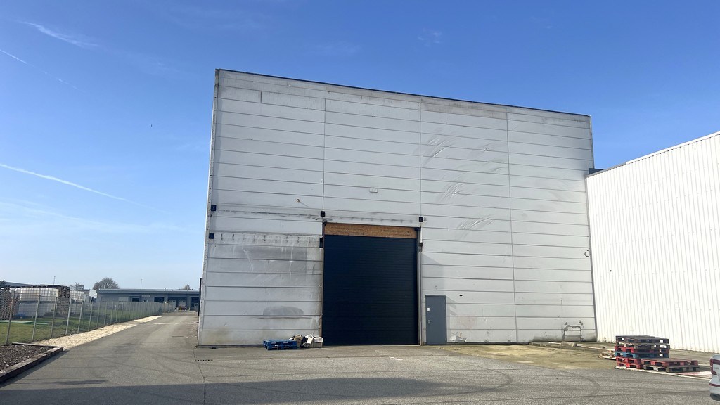 Loods met kantoor te huur in Europark-Noord te Sint-Niklaas