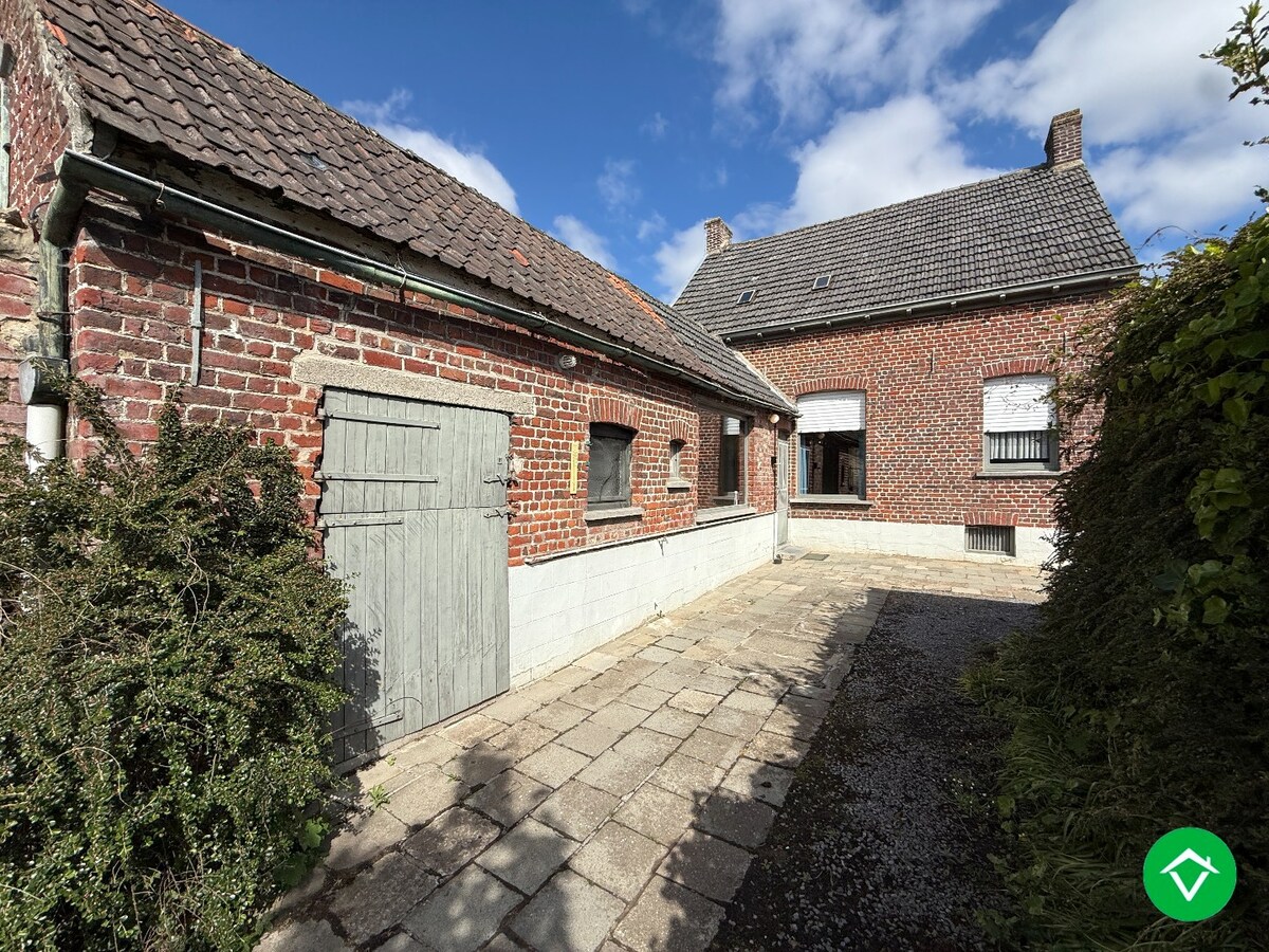 Ruime woning met 5 slaapkamers, garage en diepe tuin te Houthulst 