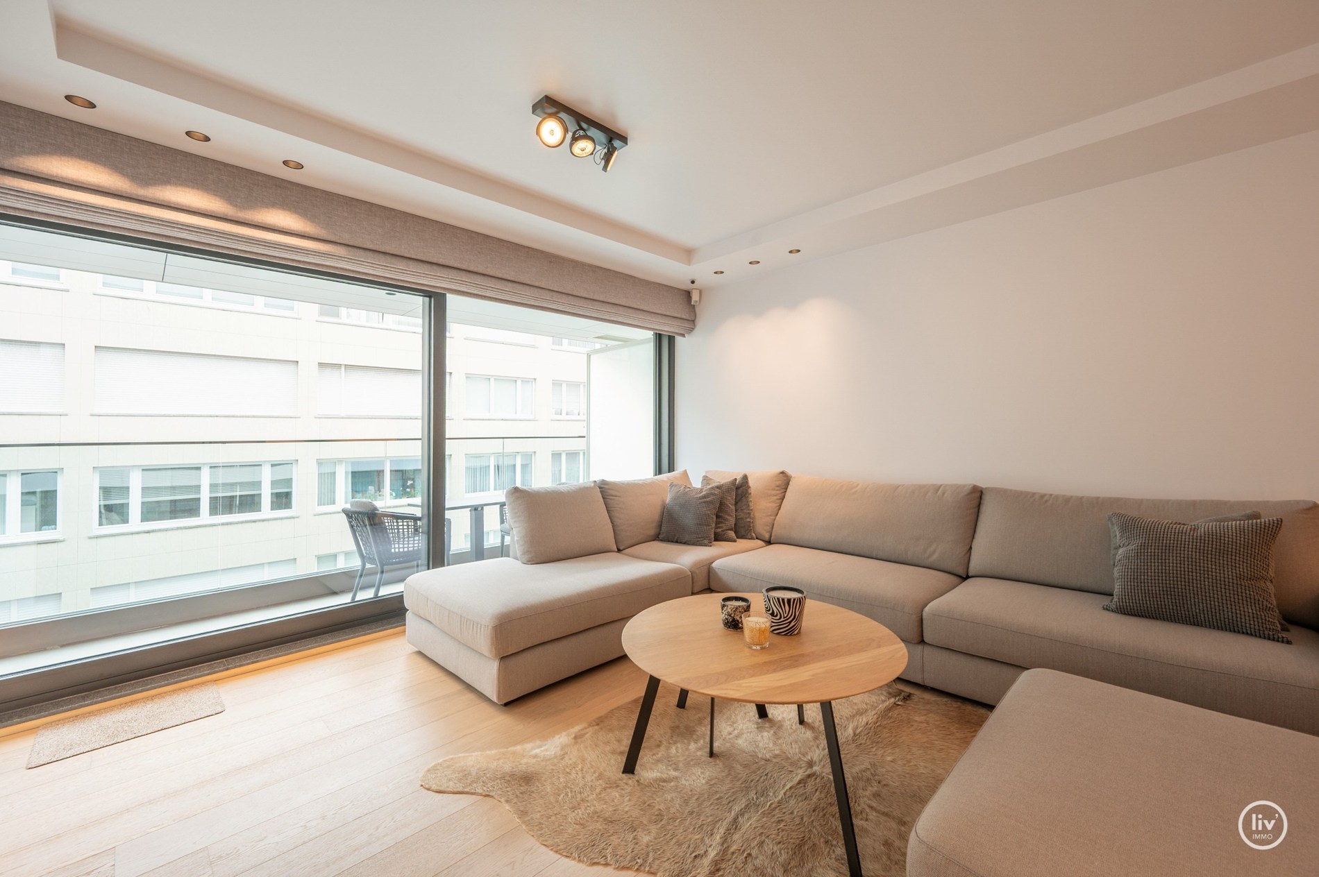 Prachtig gerenoveerd appartement met mooi zonneterras gelegen op de Kustlaan te Knokke. 