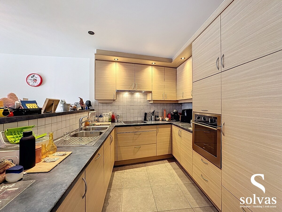 Lichtrijk appartement met terras en garage 