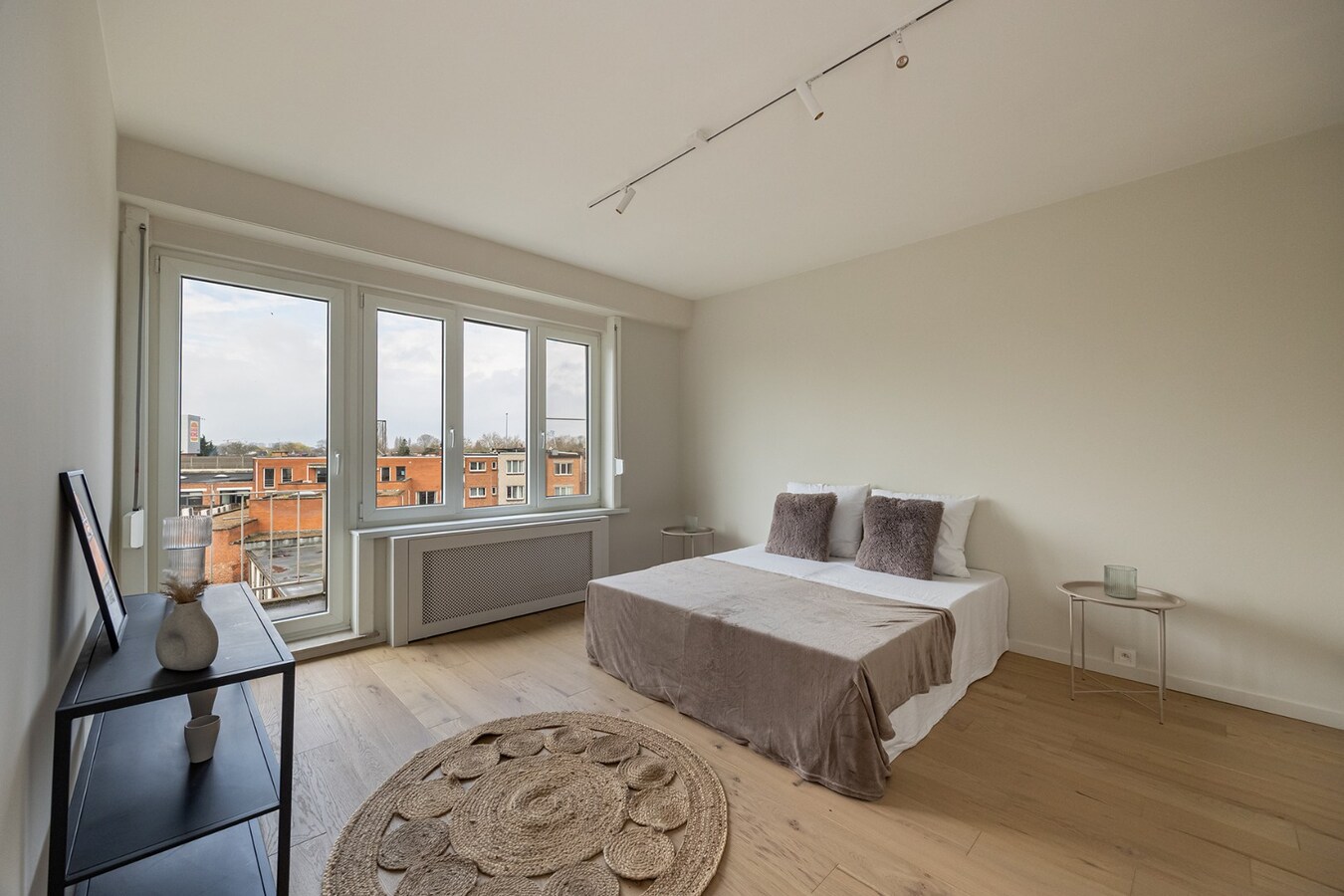 Gerenoveerd appt. met 2 slpk en terras te Wilrijk! 