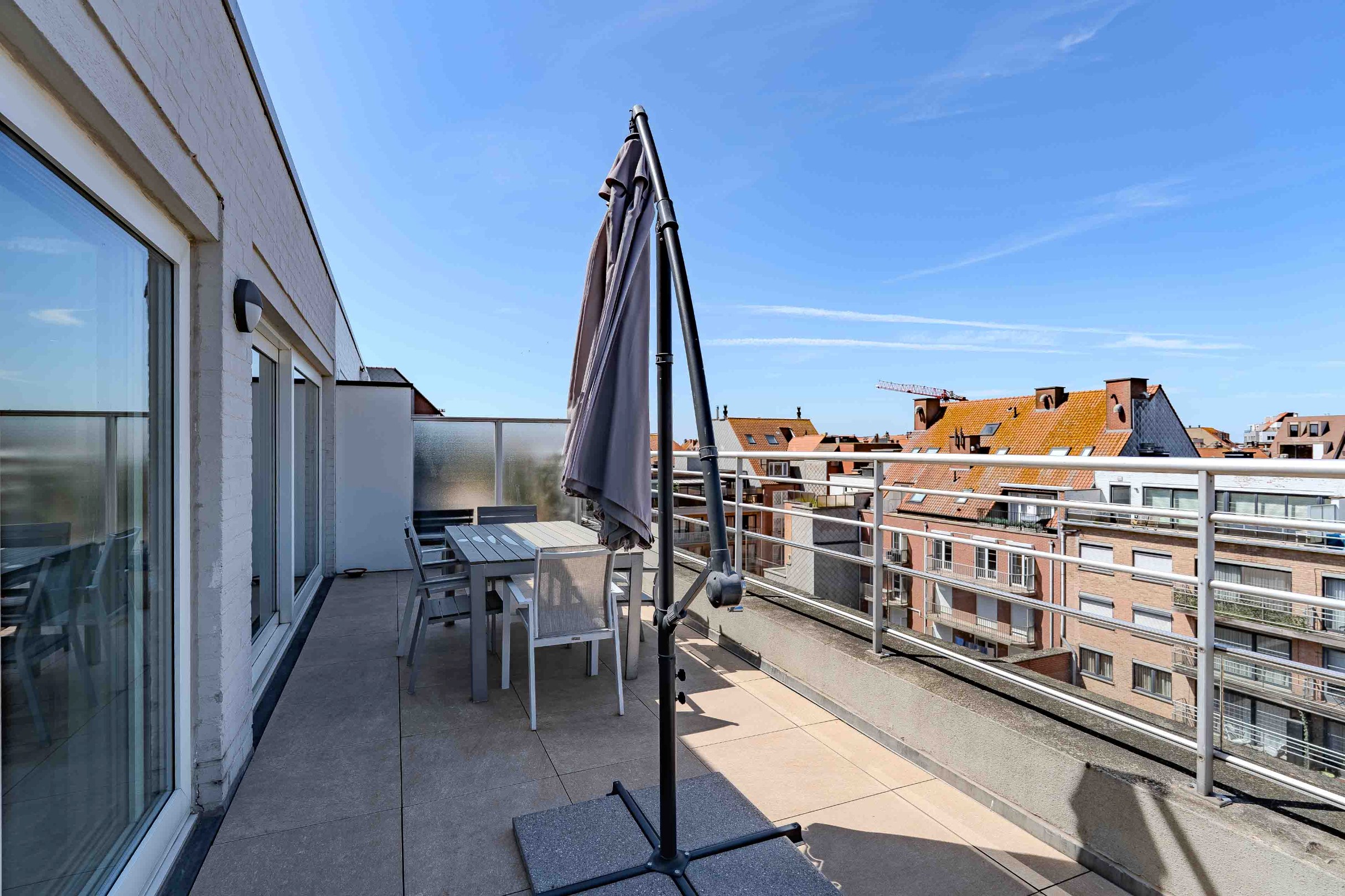 Schitterend penthouse met 2 slaapkamers, ruime terrassen en zijdelings zeezicht. 