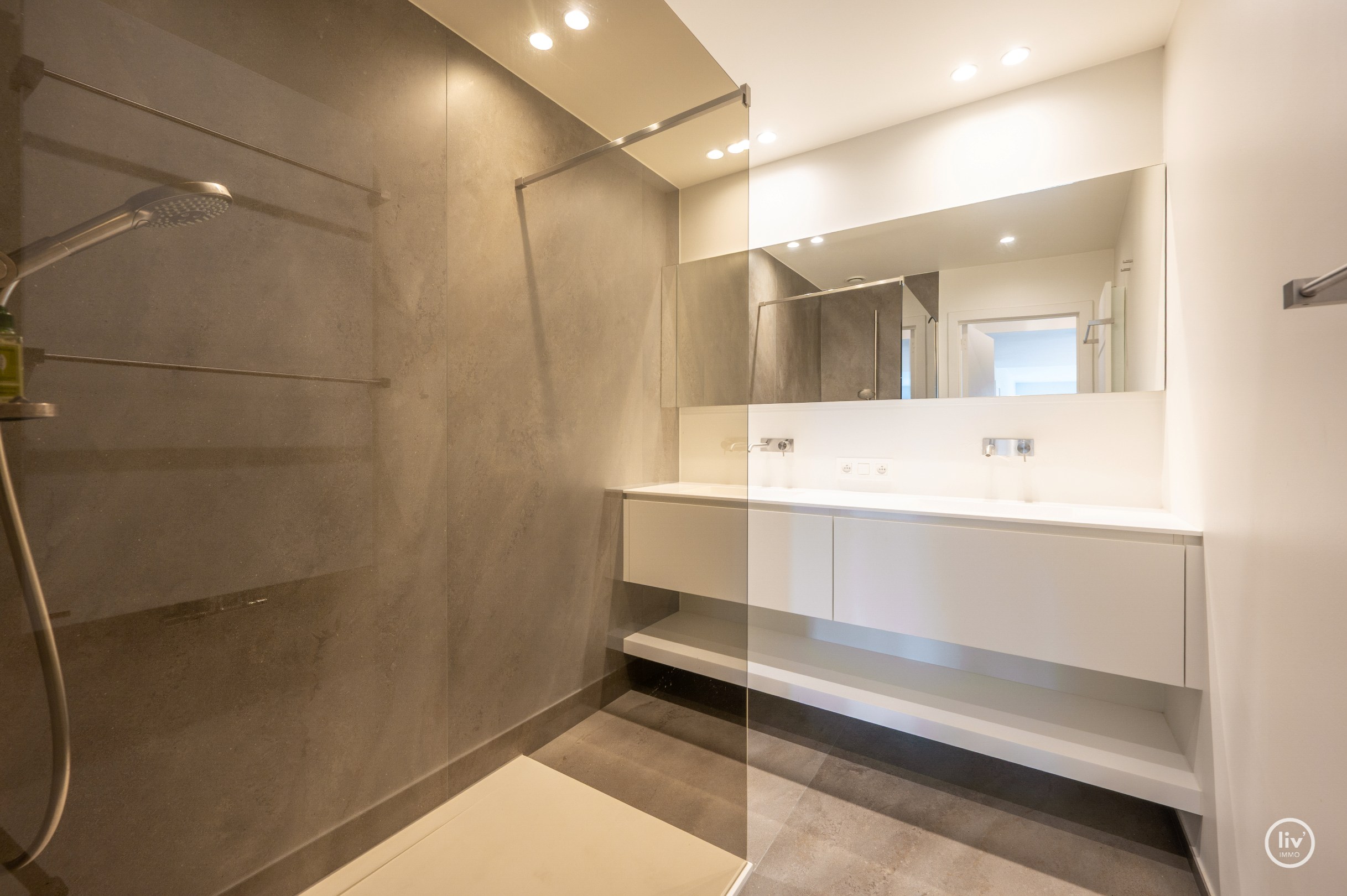 Gezellig 1 slaapkamerappartement mooi gerenoveerd op een topligging in de Kustlaan te Knokke. 