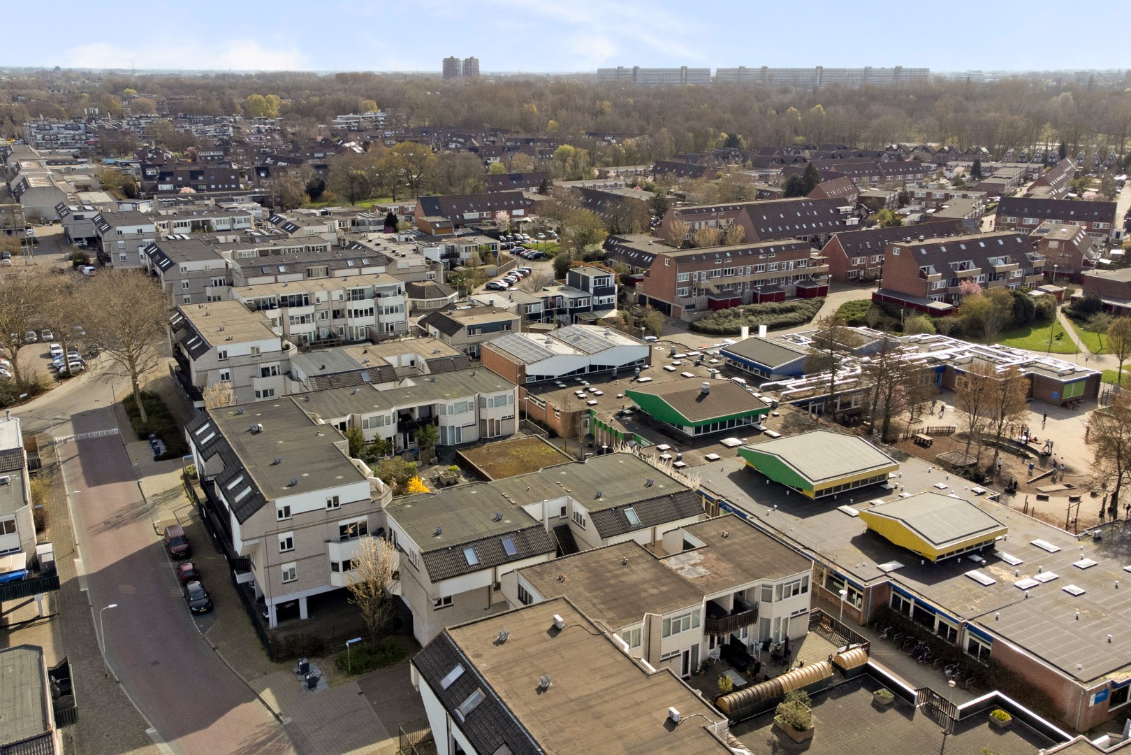 Ruime 4- (voorheen 5) kamer woning op 1e etage met riant terras van 45 m² en een berging en overdekte parkeerplaats op begane grond. 