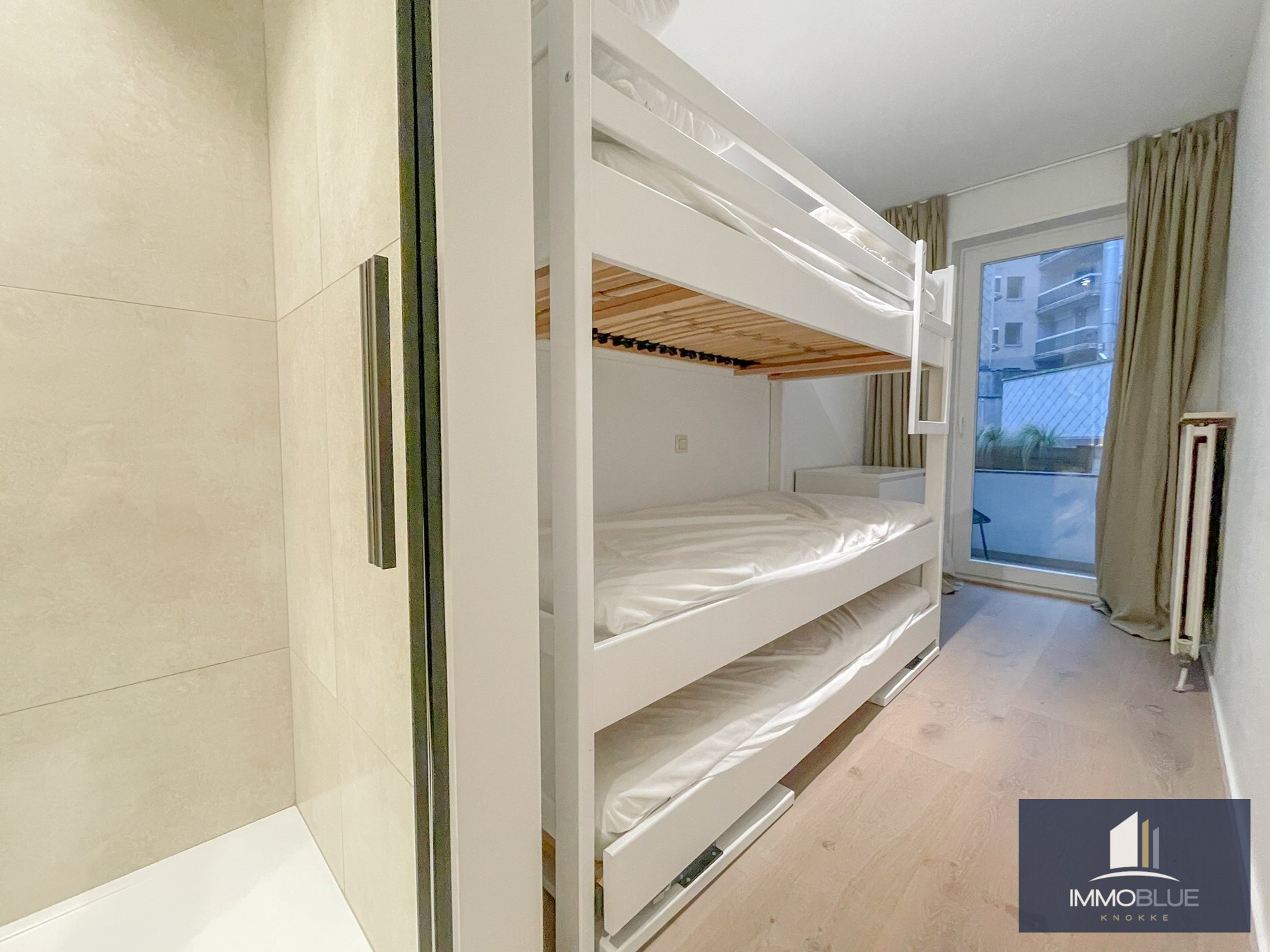 Appartement entièrement rénové, situé à deux pas de la mer. 