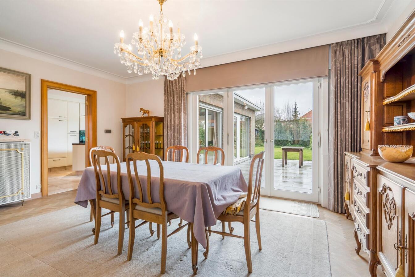 Woning met 5 slaapkamers op 832 m² in rustige straat te Oudenburg 