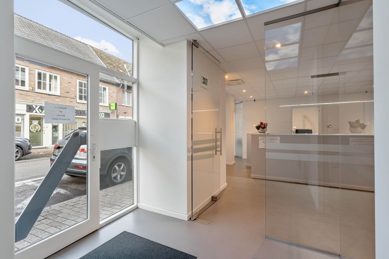 Ruim, zeer energiezuinig kantoor in het centrum van Neeroeteren met diverse mogelijkheden! 