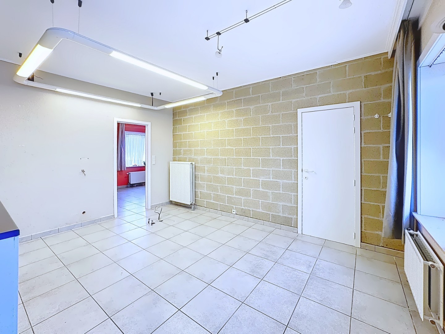 Handelspand/praktijkruimte gelegen in de dorpskern van Merendree 