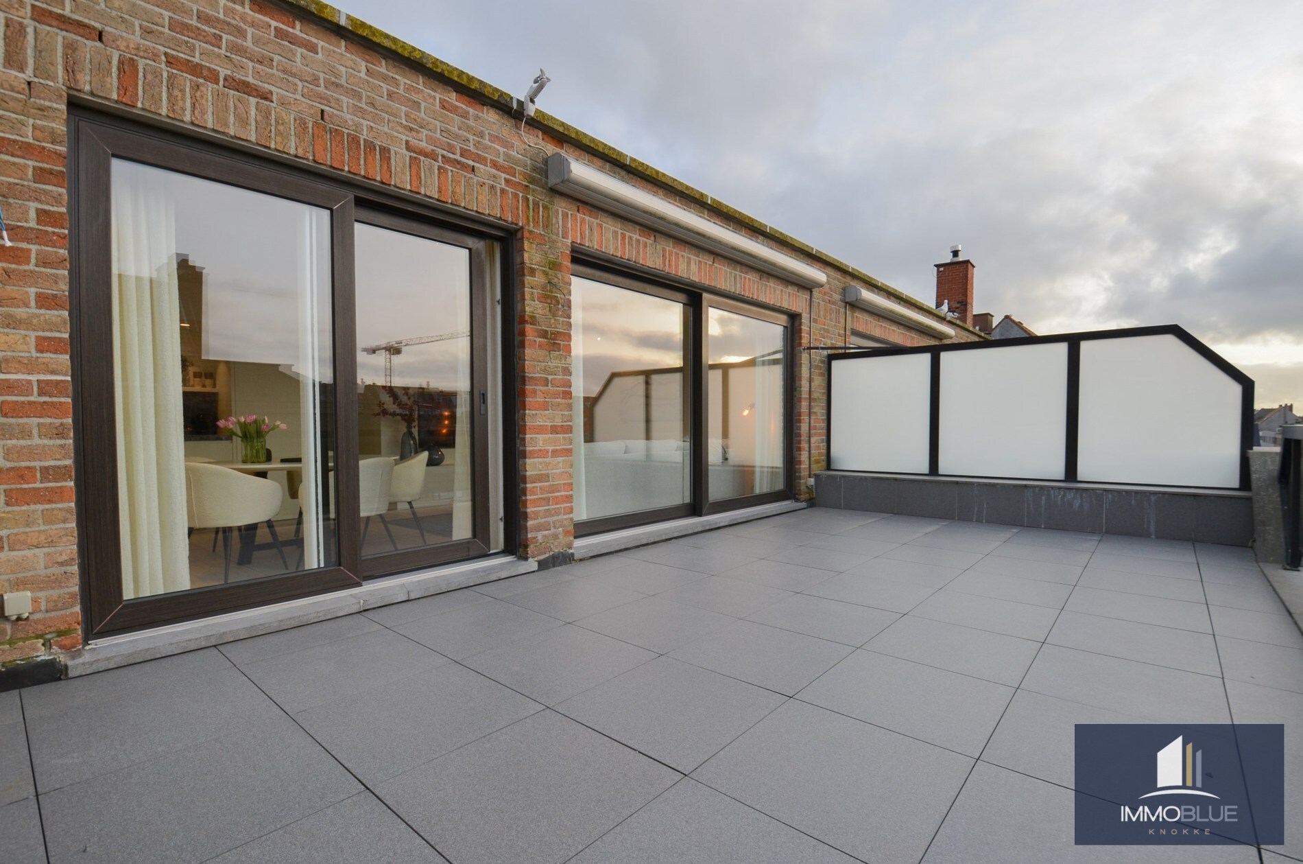 Volledig gerenoveerde penthouse met twee ruime terrassen (+/- 50 m²) gelegen op een boogscheut van de zee. 