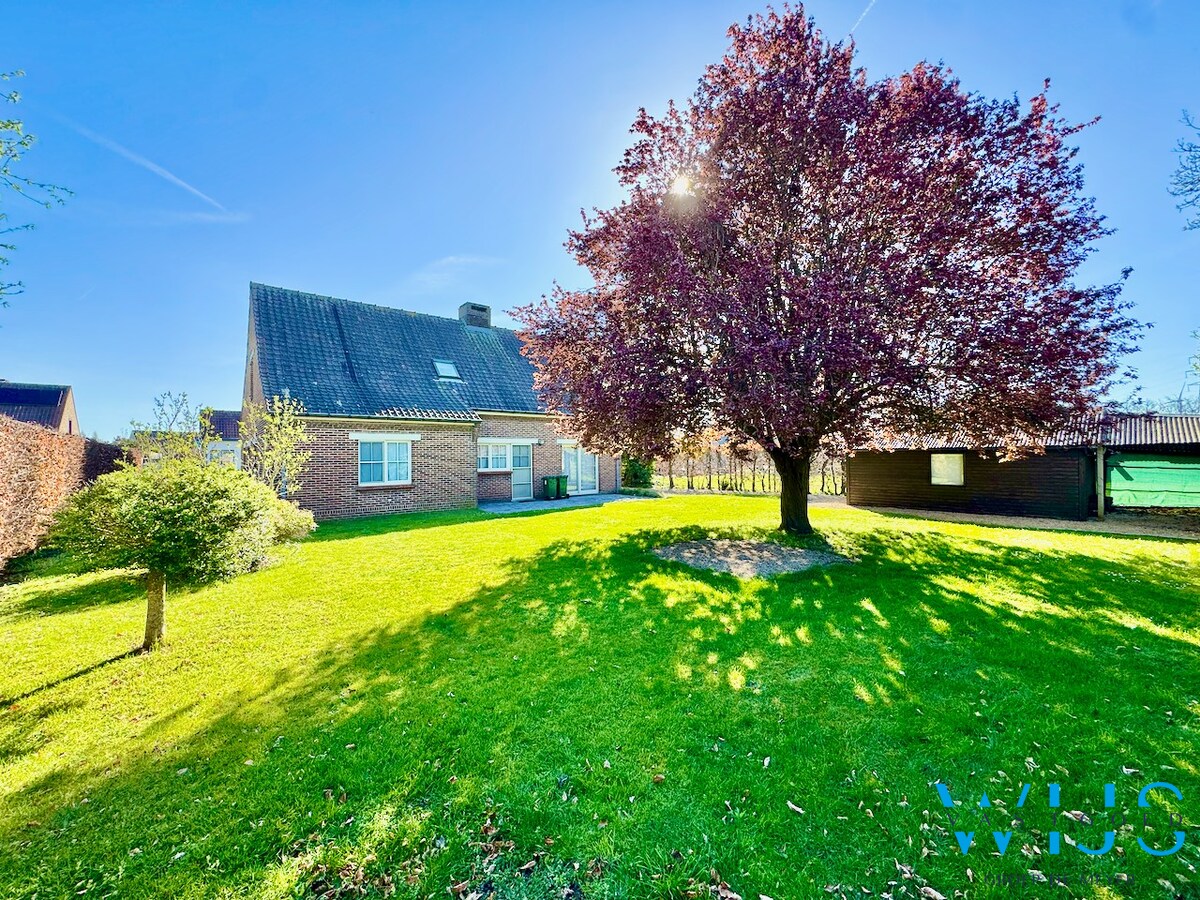 Instapklare gezinswoning met 4 slaapkamers in woonwijk te EVERGEM ! 