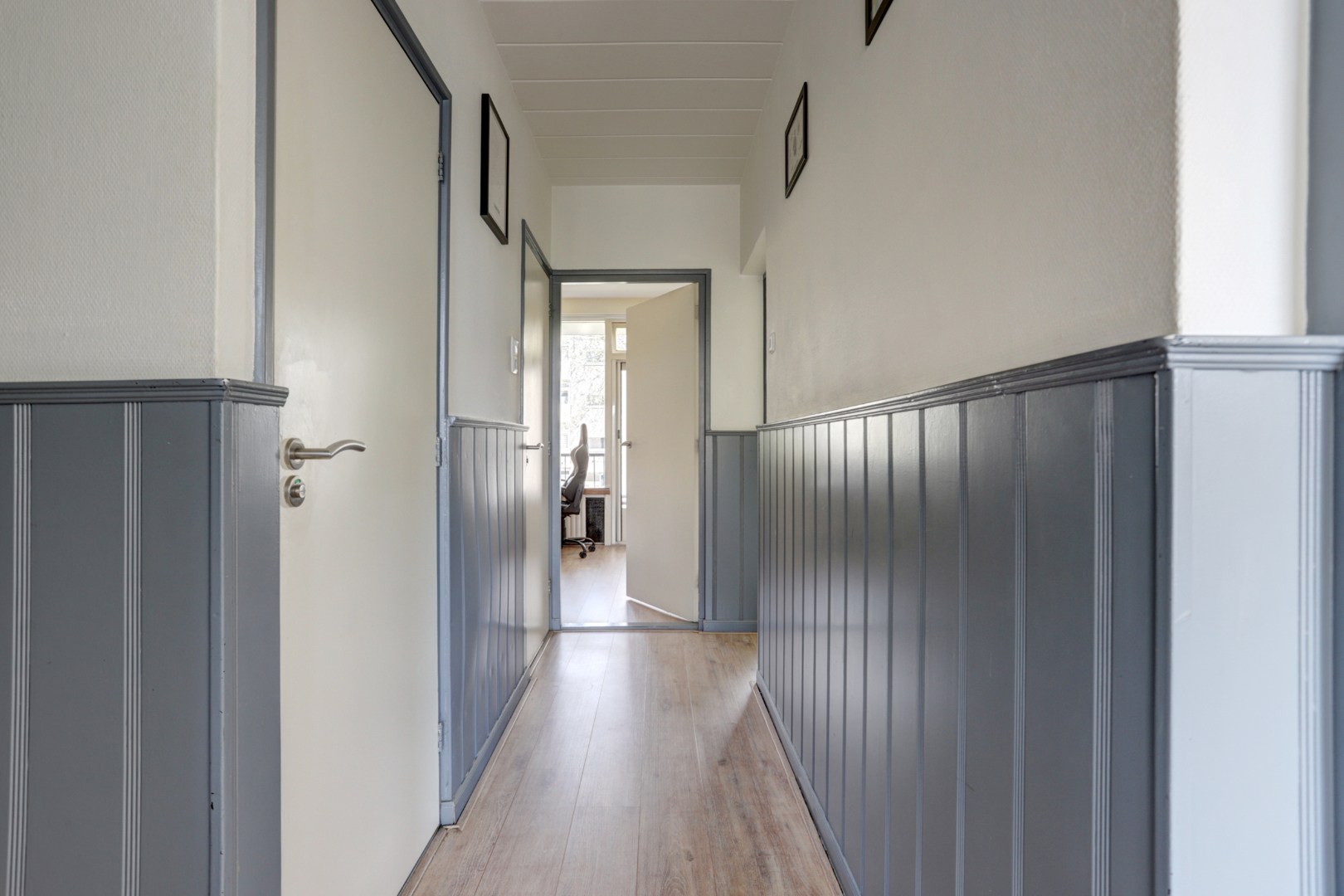 Instapklaar 3-kamer appartement op de 1e verdieping met keurige keuken en badkamer, 2 balkons, berging in de onderbouw en is gelegen op eigen grond. 