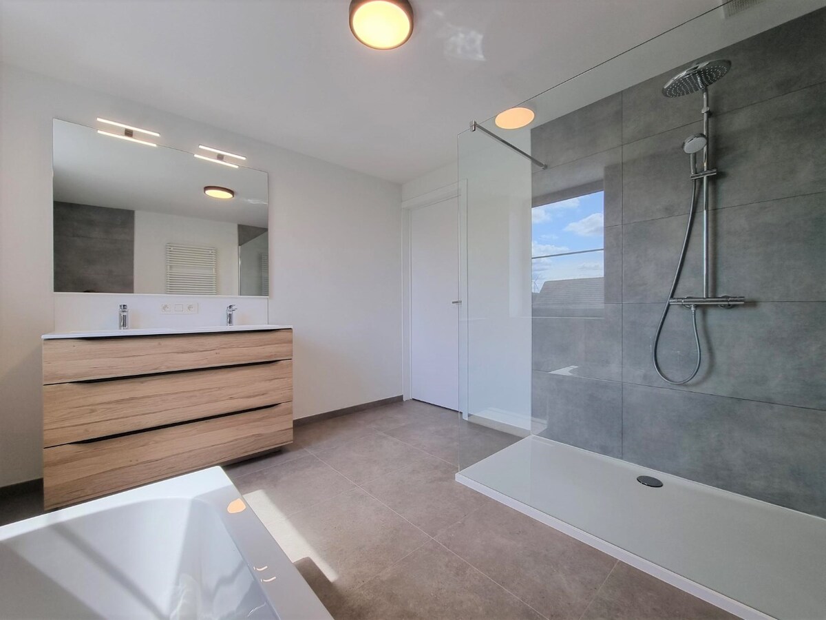 Nieuwbouwwoning met 4 slaapkamers te Ramskapelle 