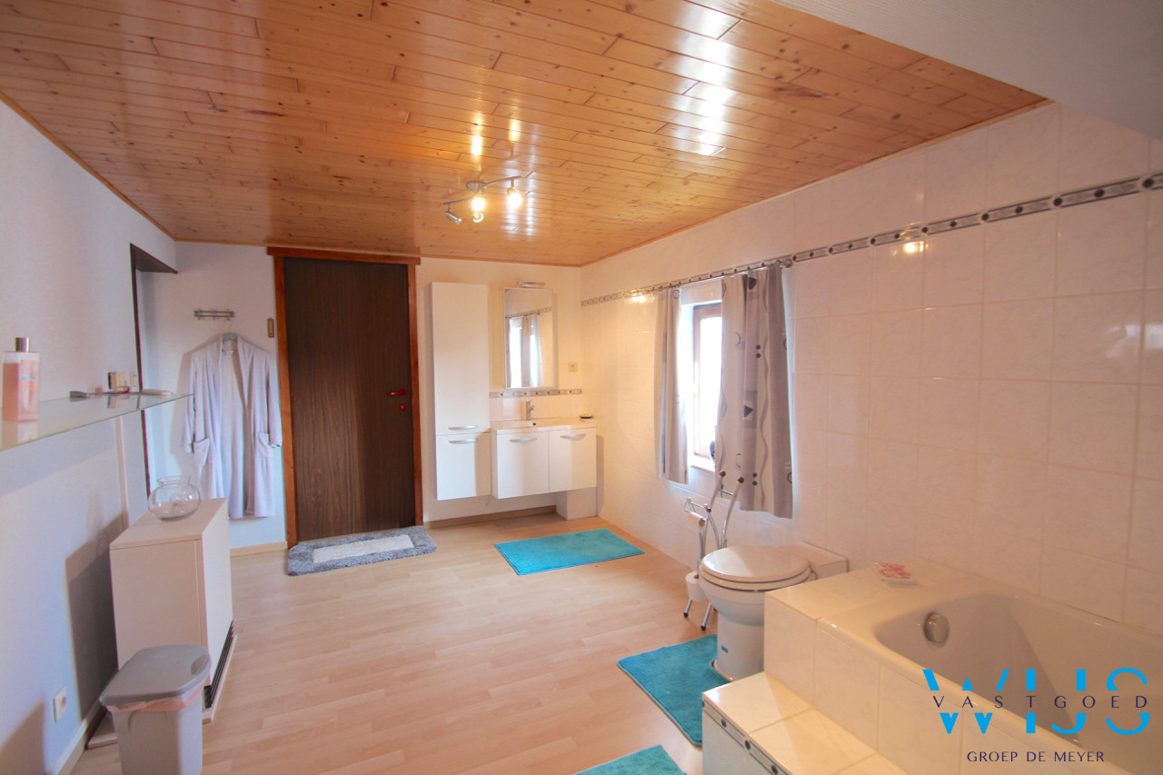 Zeer ruim woonhuis op een ideaal perceel te ADEGEM ! 