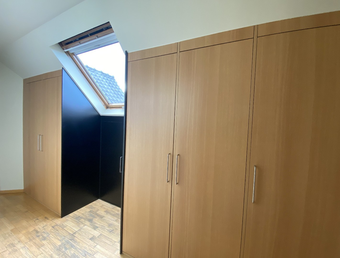 Multifunctioneel handelspand met luxueuze woonst op centrumligging in Sint-Eloois-Vijve! 