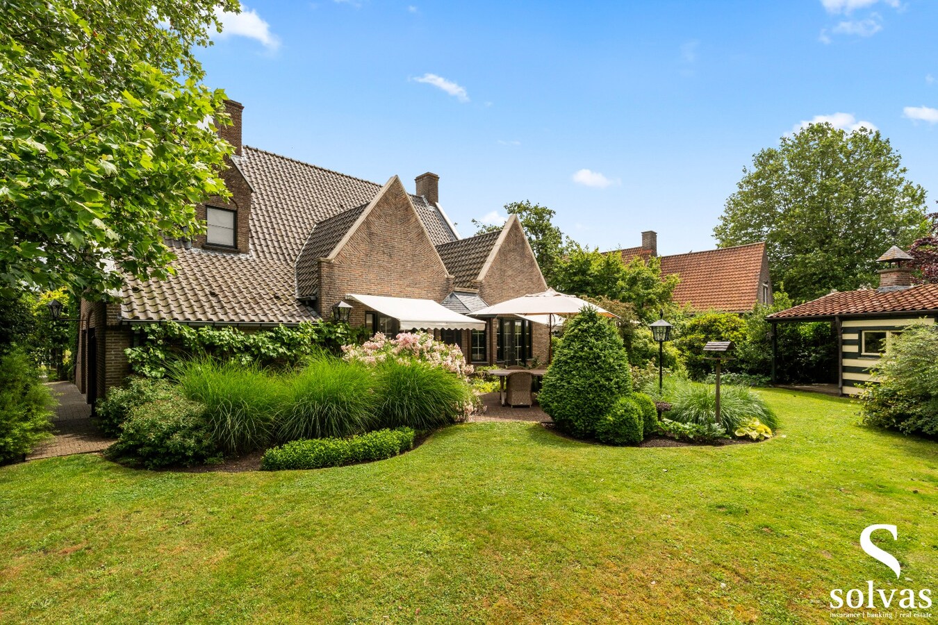 Instapklare, hoogwaardig afgewerkte woning op 1.214 m² met 4 slaapkamers en dubbele garage 