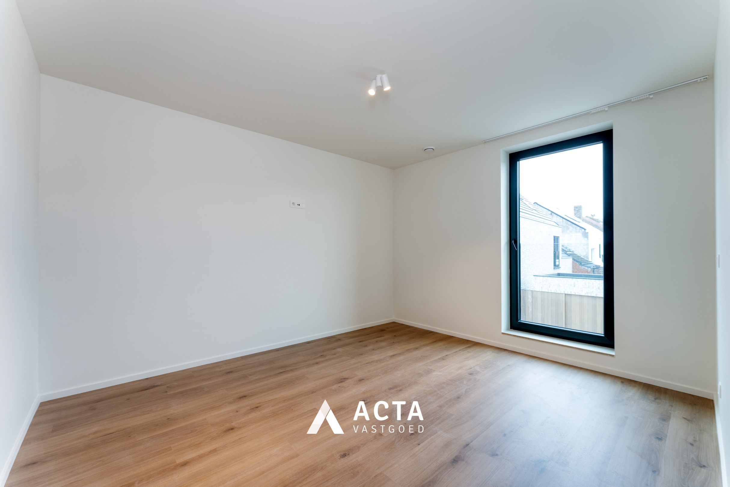 Nieuwbouwwoning met drie slaapkamers en tuin in hartje Mariakerke! 