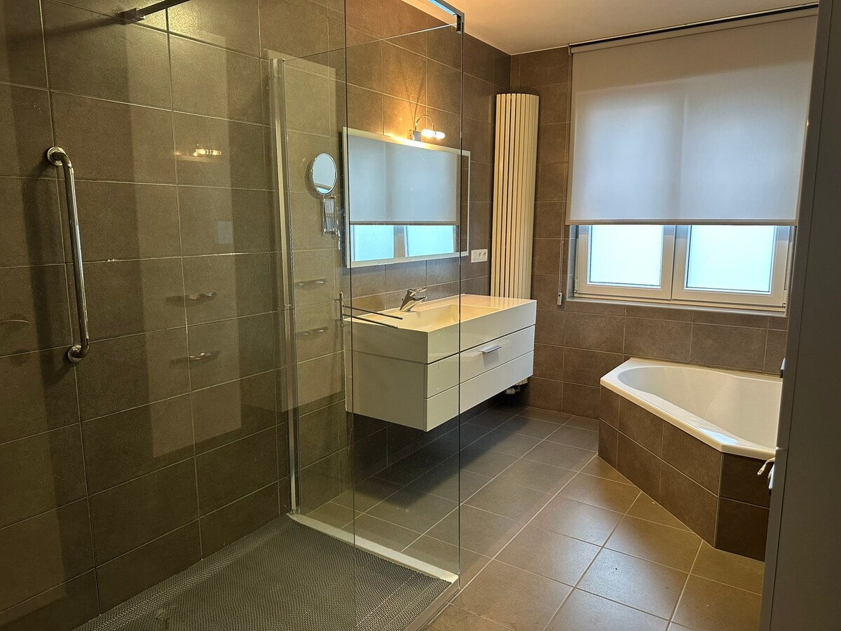 Gelijkvloers 3-gevel appartement met tuintje 