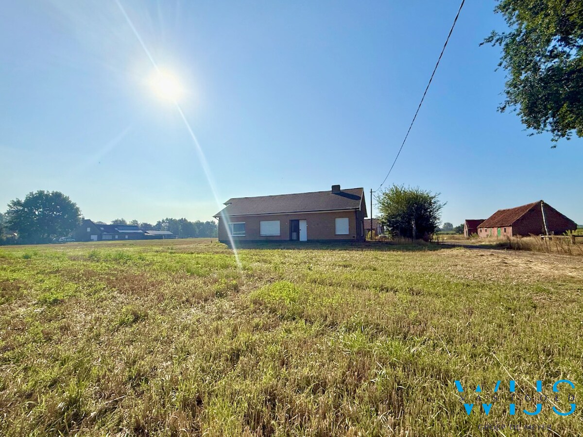 Op te frissen bungalow met 36.274m² grond te Oosteeklo ! 