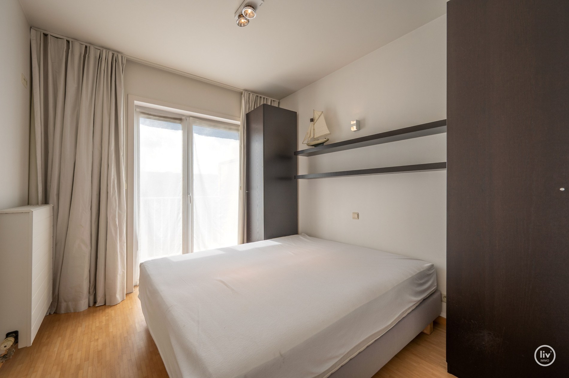 Ruim (98 m2) appartement met 2 slaapkamers op een topligging in de Dumortierlaan te Knokke. 