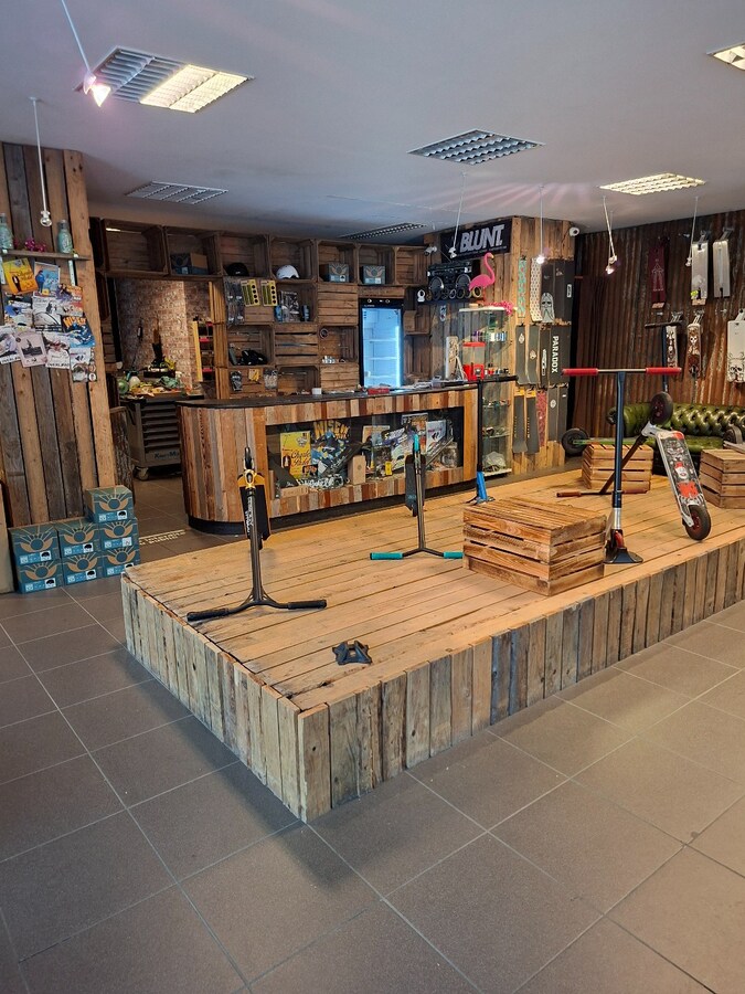 Situation stratégique pour cette vaste surface commerciale de 150M² 