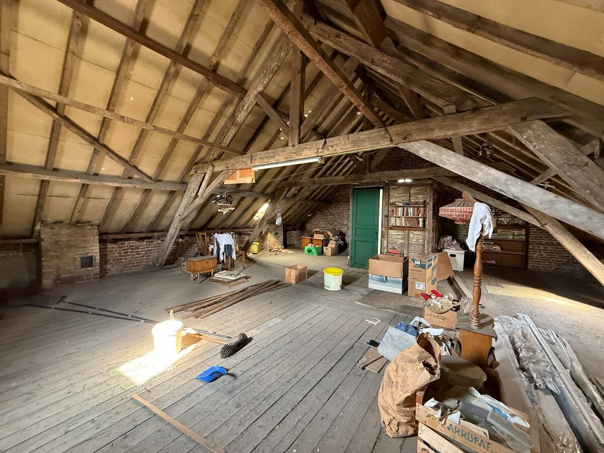 Grote eigendom met atelier. 