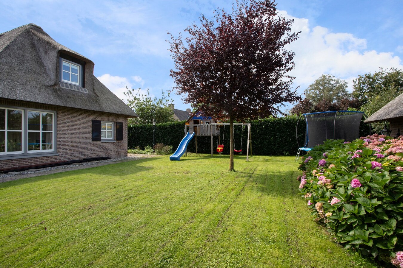 Riante vrijstaande villa met rieten dak gelegen op een perceel van 1.240 m2. 