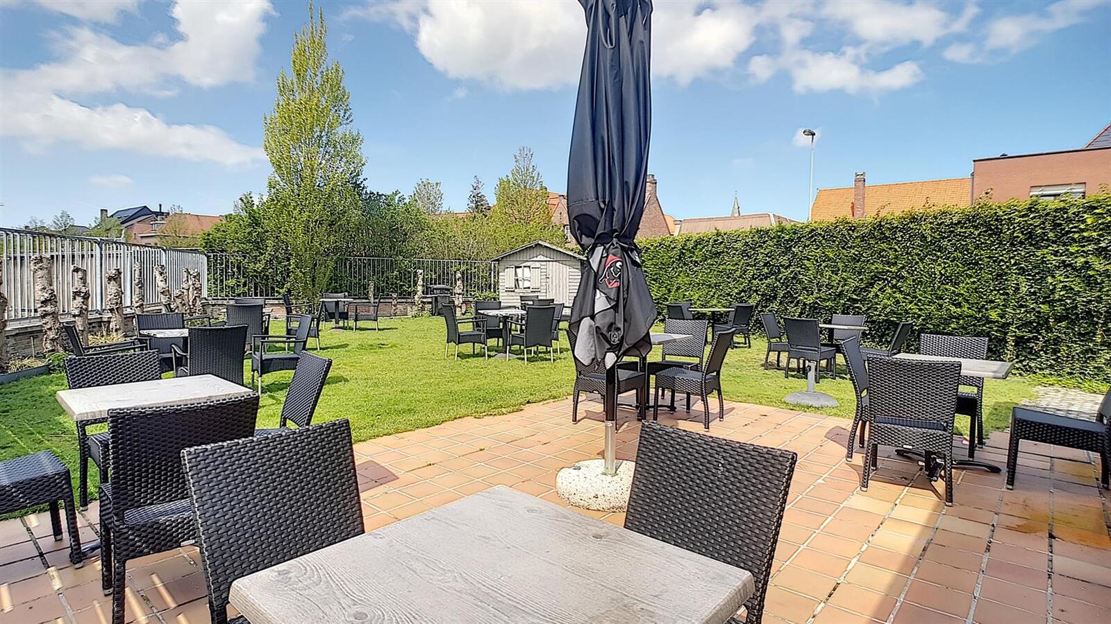 Handelshuis (momenteel café) op mooi perceel - Zeebrugge 