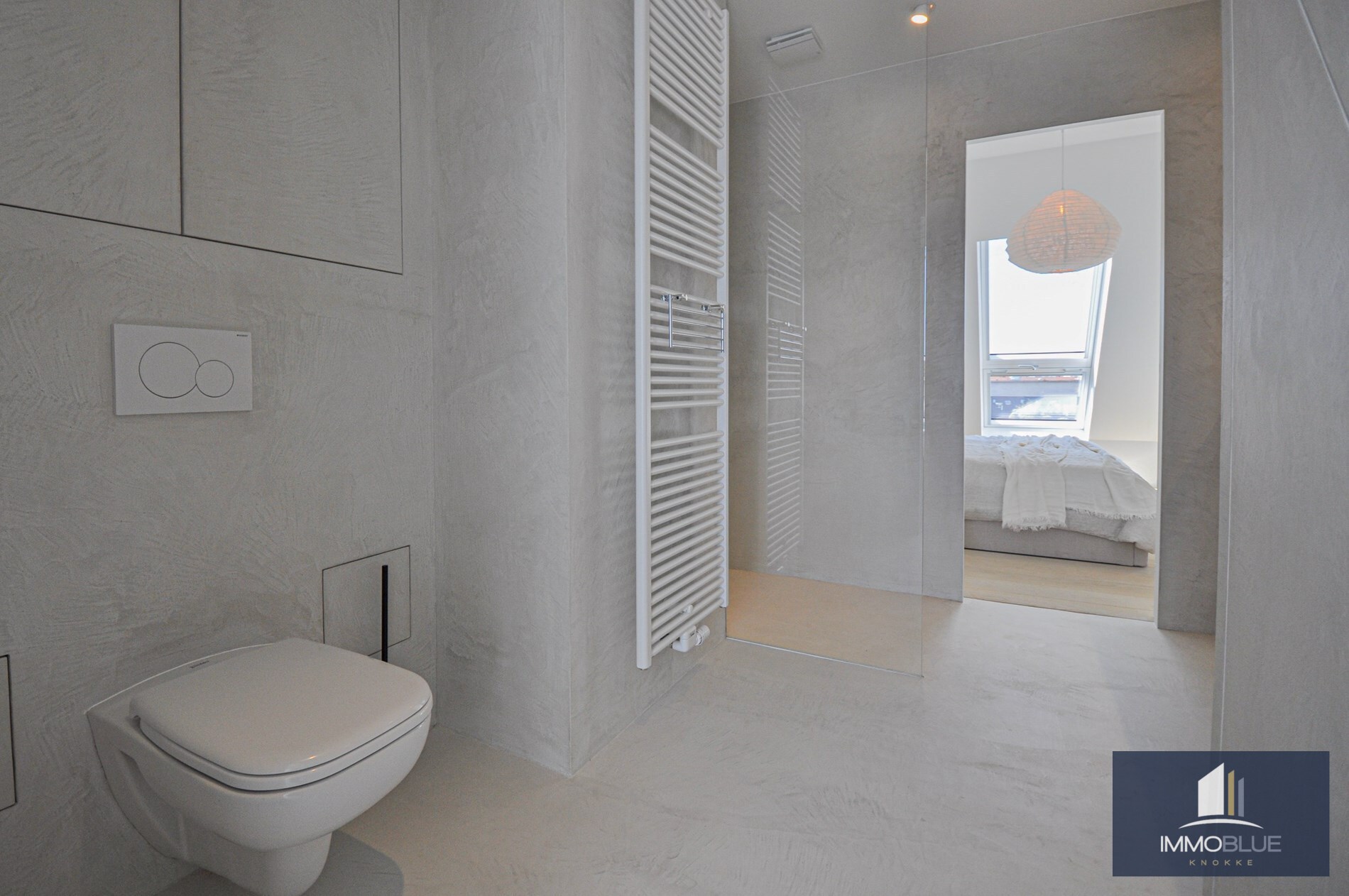 Appartement entièrement rénové avec une grande terrasse ensoleillée. 