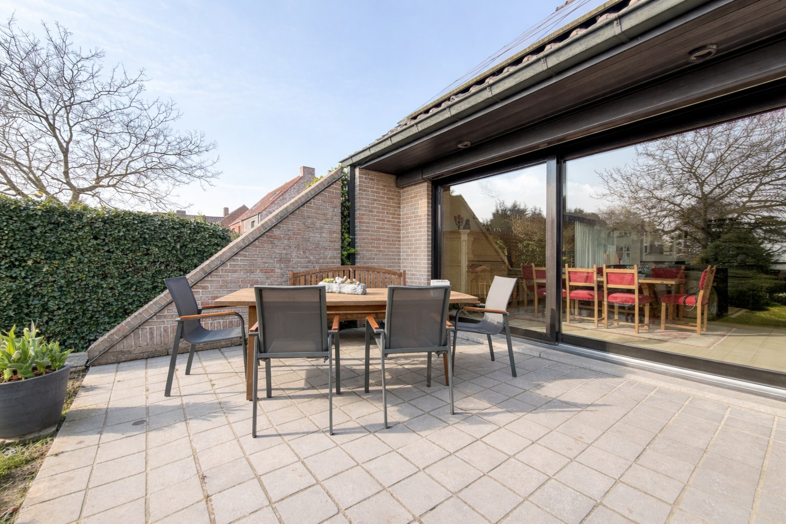 Villa op groot perceel met open zicht: 4 slaapkamers, 2 badkamers, grote tuin, topper te Torhout! 