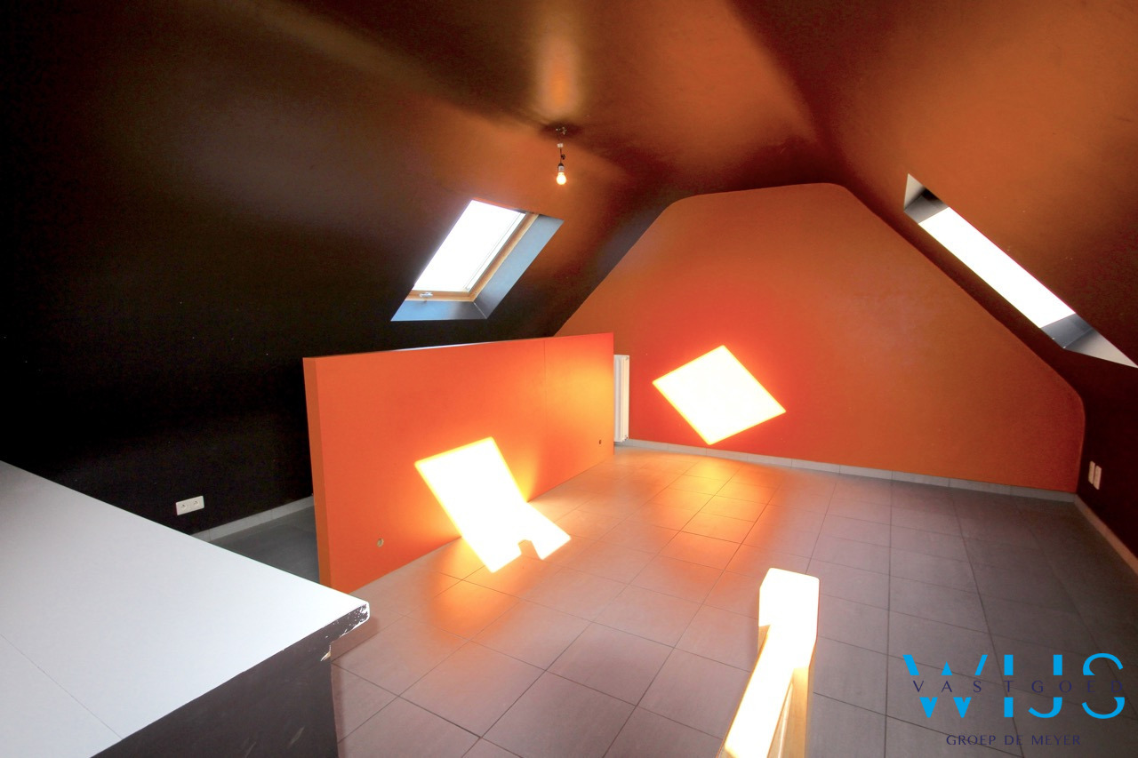 Zeer ruim lichtrijk appartement met 4 slaapkamers ! 