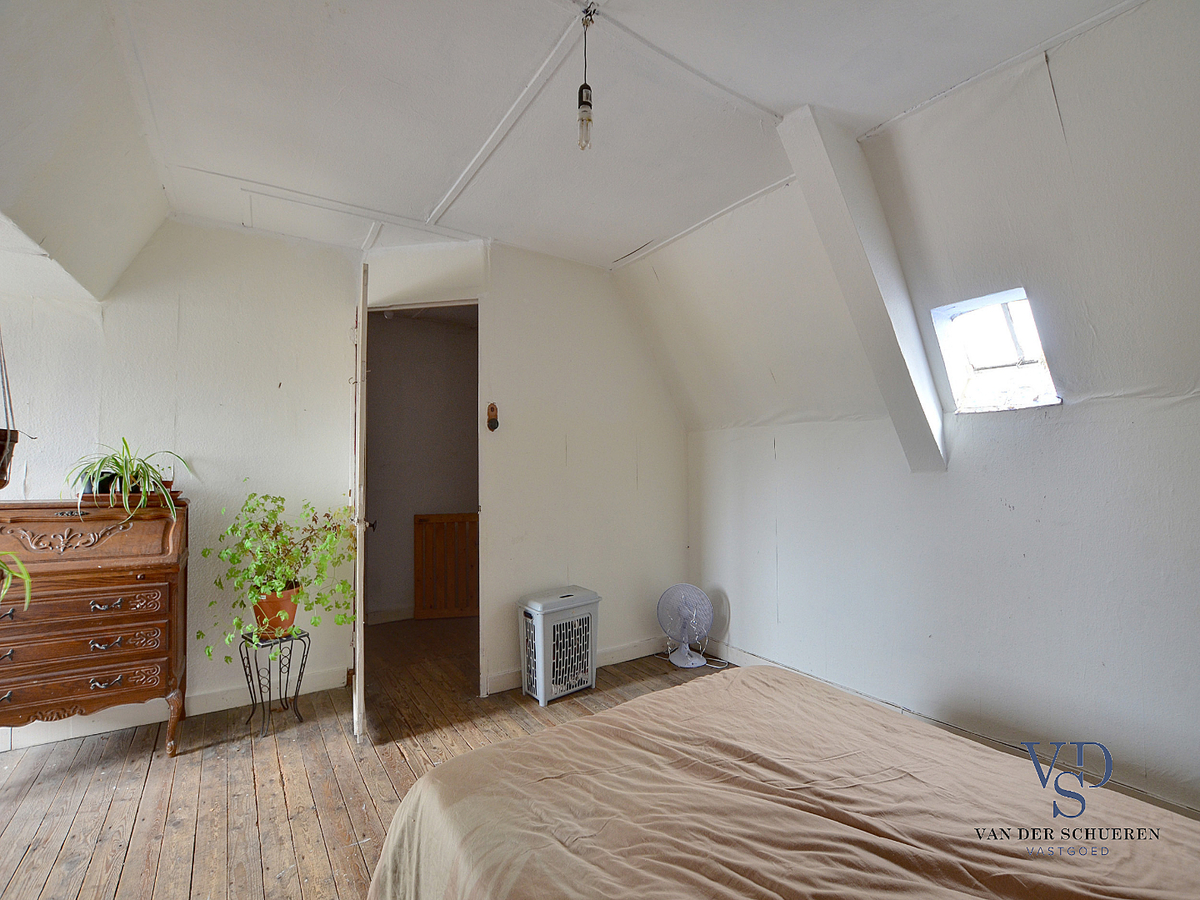 Karaktervolle, te renoveren woning (op bijna 900 m²). 