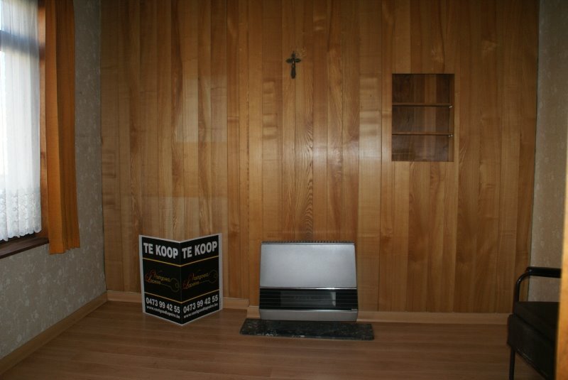 Centraal gelegen rijwoning stapvoets van het station te Roeselare 