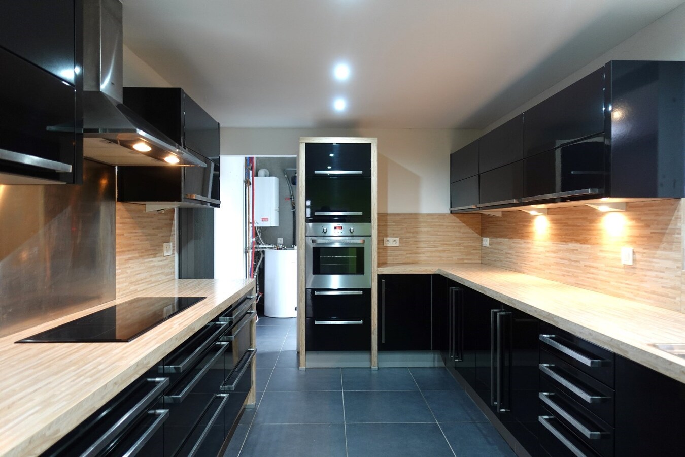 Gerenoveerde, instapklare rijwoning met 4 slaapkamers en uitweg 