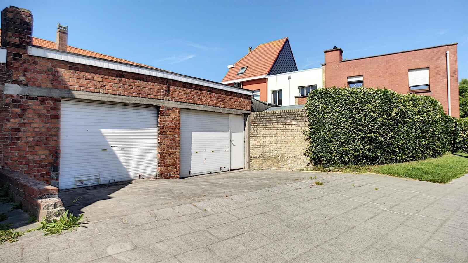 Te renoveren woning met dubbele garage en oprit- Zeebrugge 