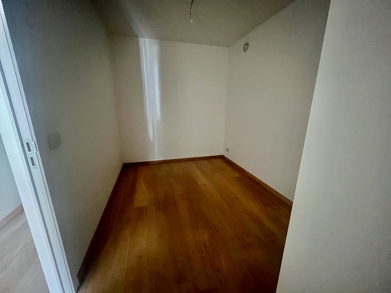 Non-meublé - Grand appartement résidentiel avec une belle vue dégagée, situé en plein centre près de l'avenue Lippens. 