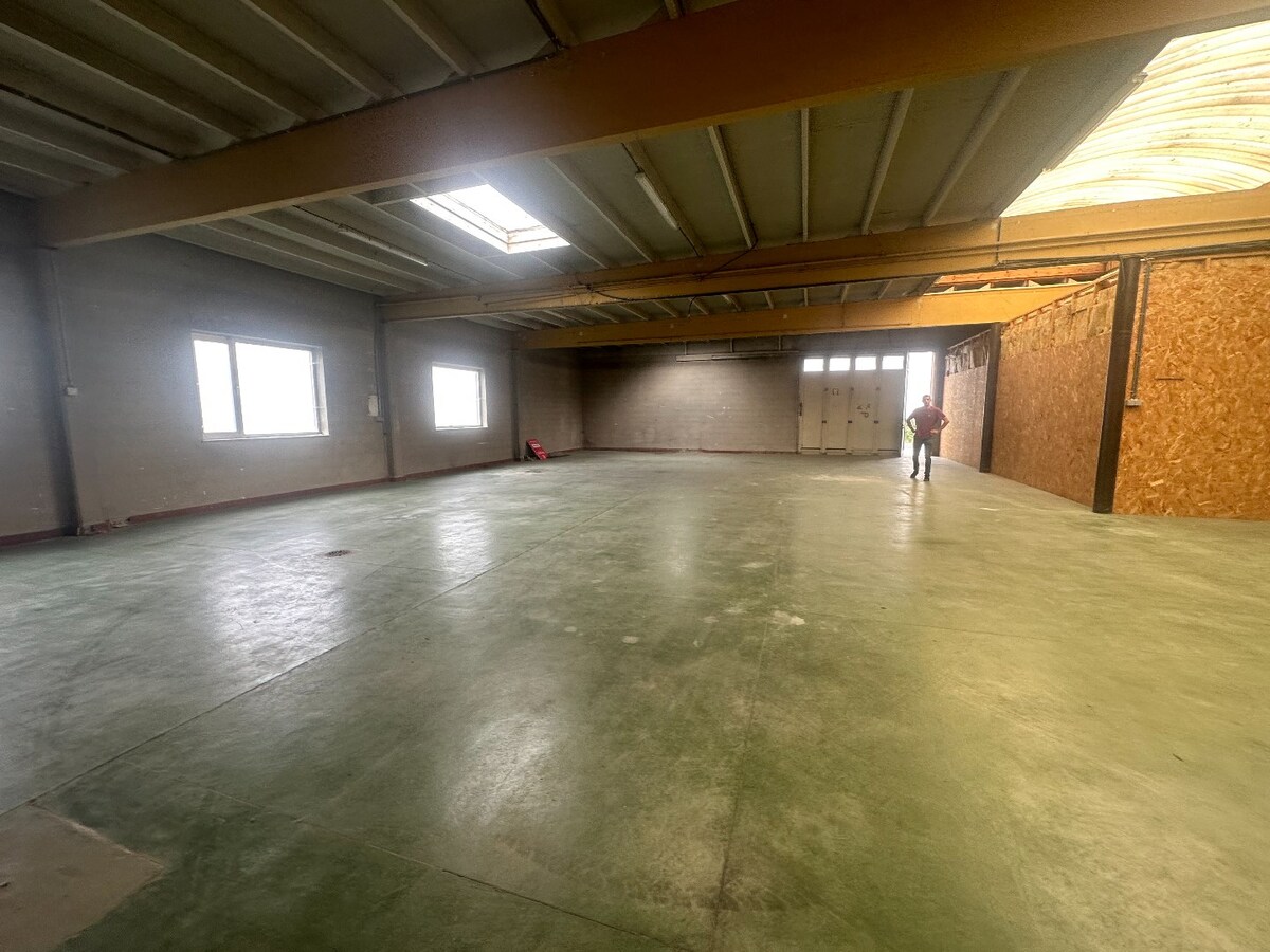 Loods van 360 m² op industriepark van Houthulst 