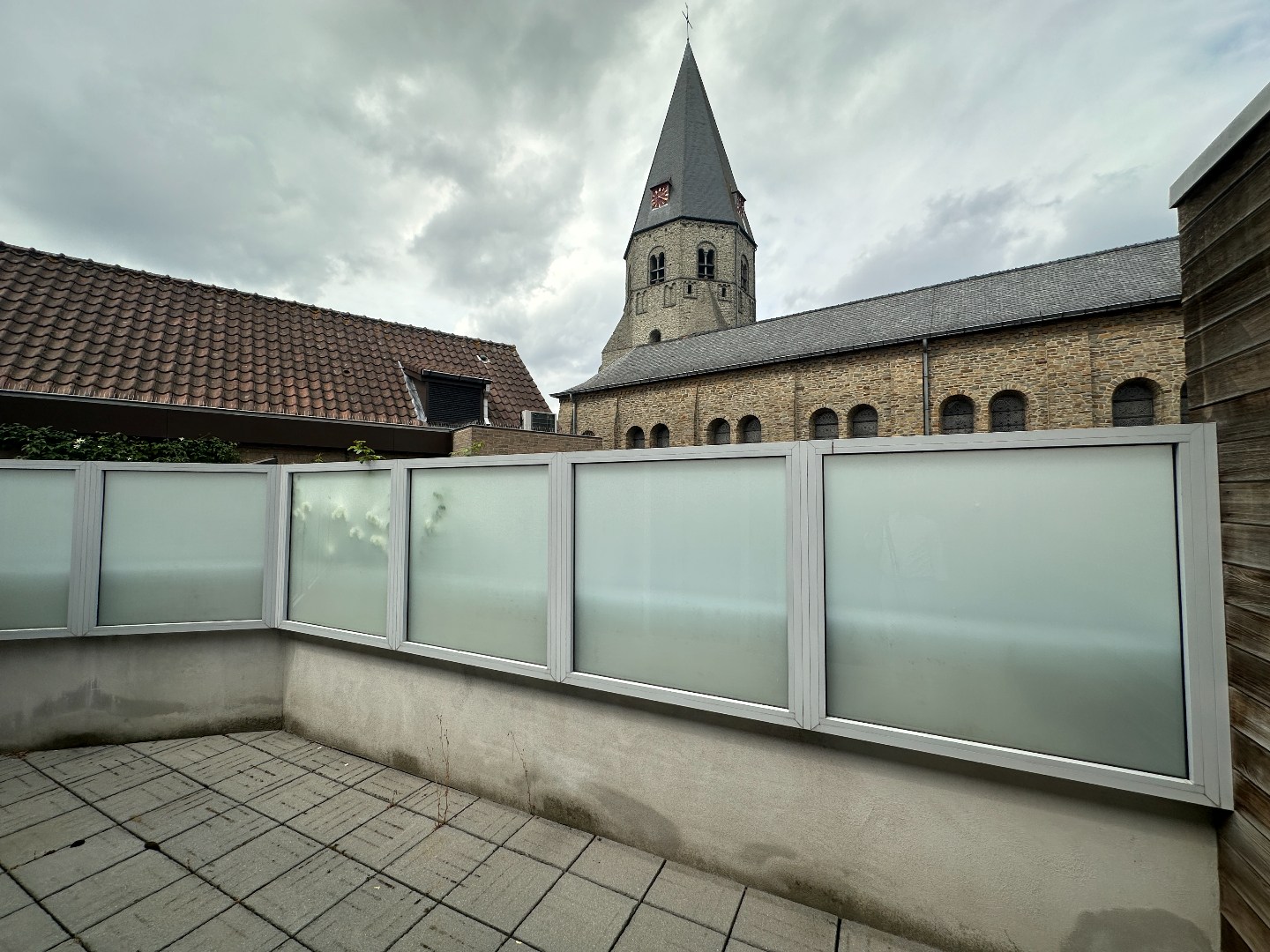 Lichtrijk appartement met 1 slpk en groot zonnig terras, hartje Torhout 