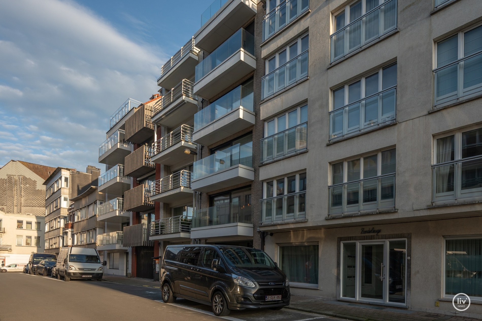 Prachtig ruim 2 slaapkamerappartement met mooie gevelbreedte en groot zonneterras op een topligging vlakbij de Dumortierlaan te Knokke. Garage mogelijk in het gebouw. 
