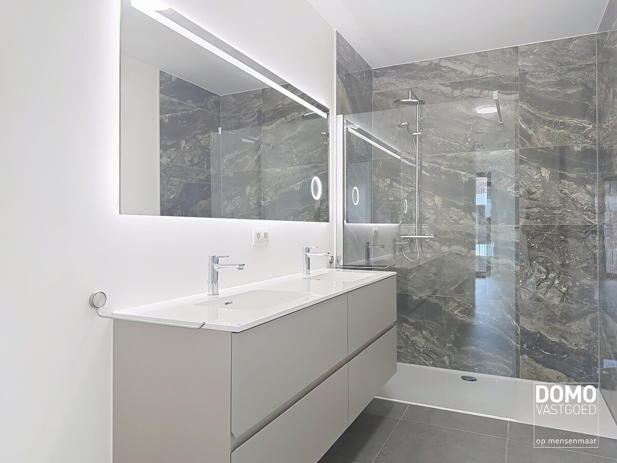 RUIM TWEE SLAAPKAMER APPARTEMENT MET PRACHTIG TERRAS, LIFT EN GARAGEBOX IN CENTRUM KERMT 