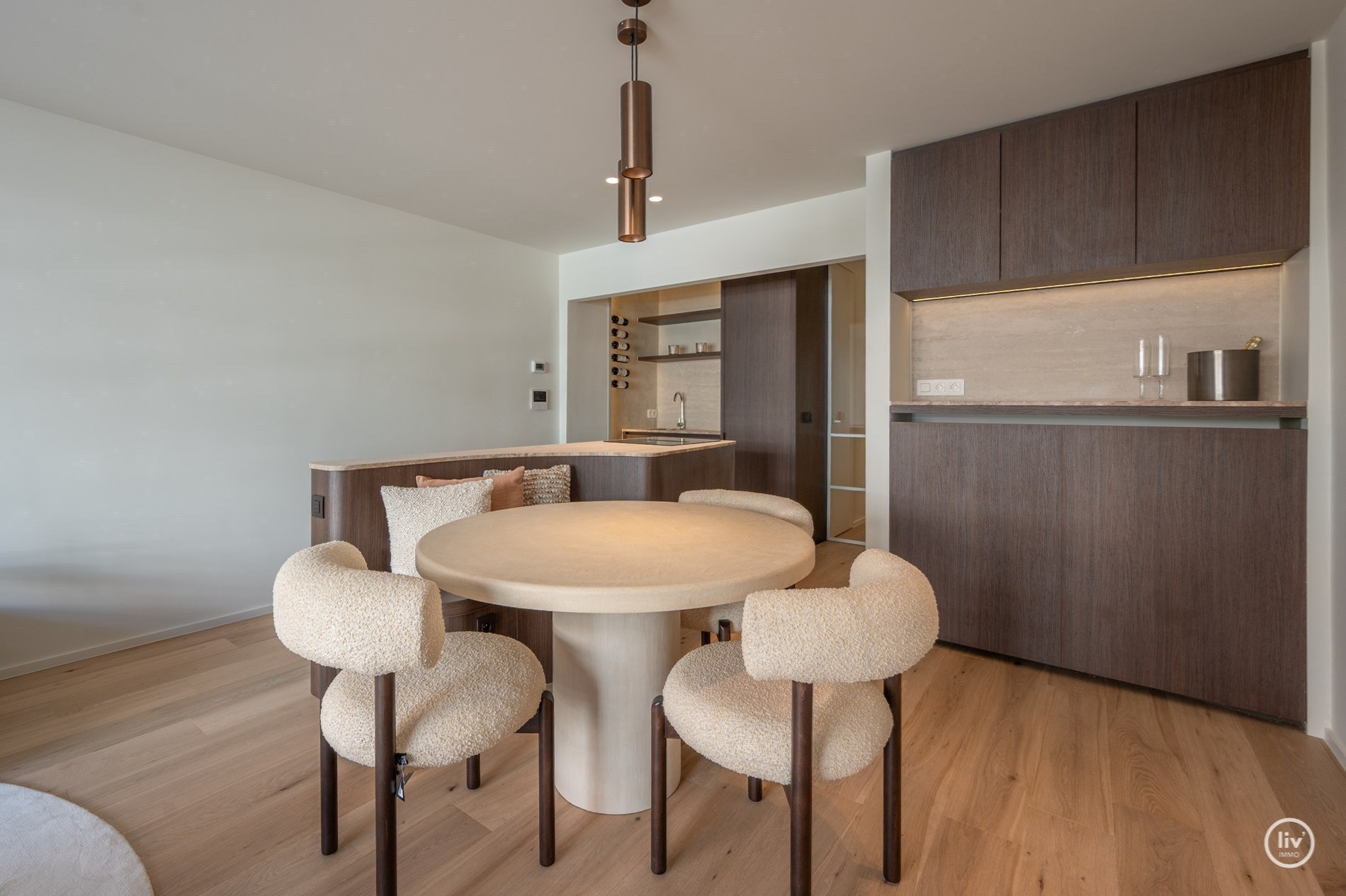 Appartement entièrement rénové avec terrasse situé sur l'avenue Lippens, près de la place Van Bunnen. 